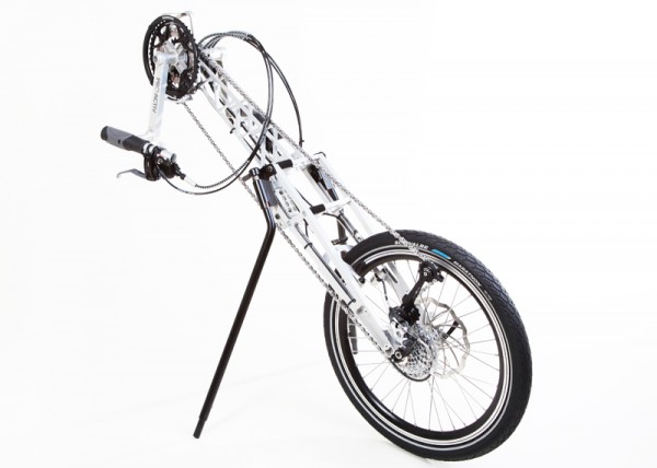 NJ1 adaptive bike with dérailleur and rigid bottom bracket support