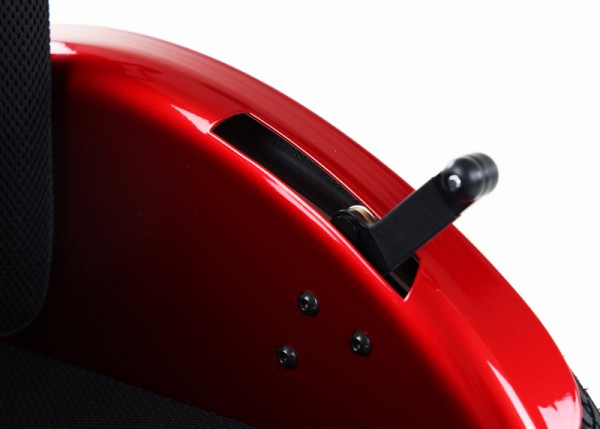 Brake lever in the clothing guard, brake active